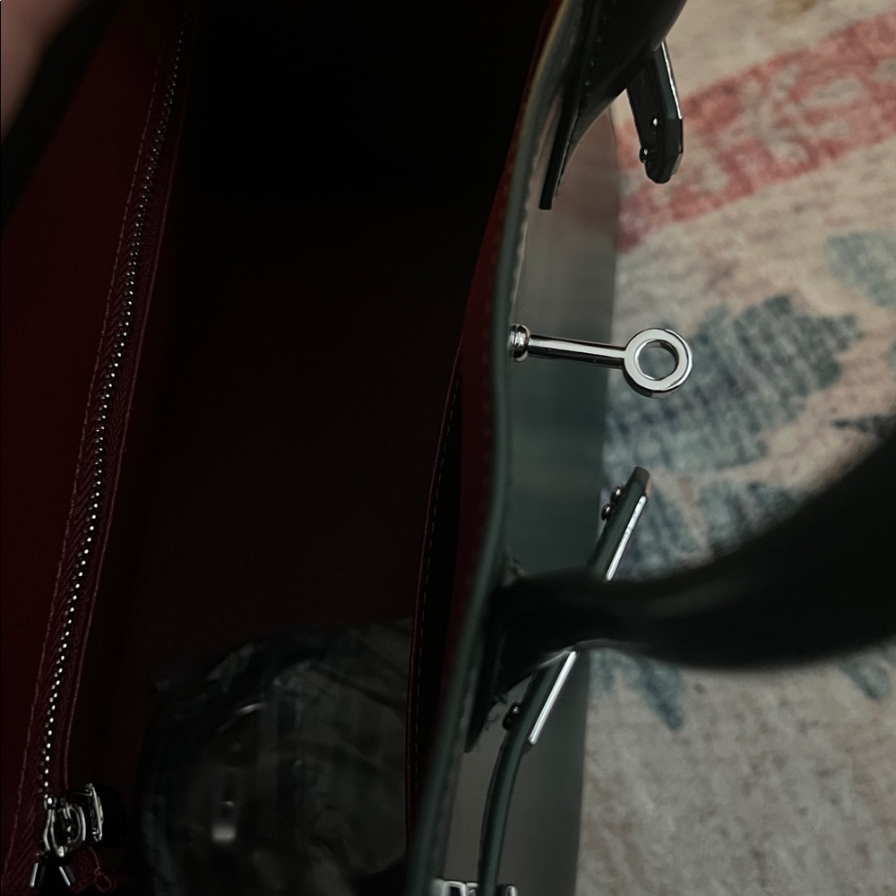 Elegant Dark Green Leather Handbag - Picture 4 of 4